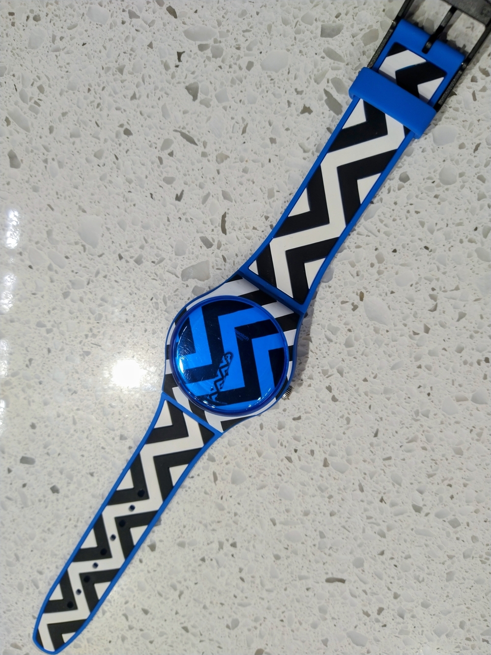 New W/Box & Warranty Swatch SUOS111 Bright Blue Chevron Silicone Watch + FLASK!